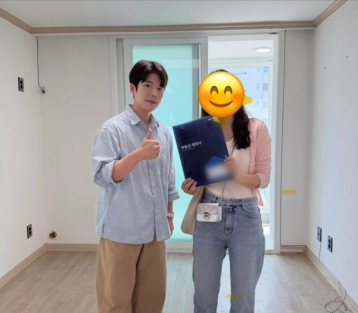 구해줘내집 김경빈 중개사와 럭키누나 님이 노원 새집에서 부동산 계약서를 들고 계약을 마친 기념사진