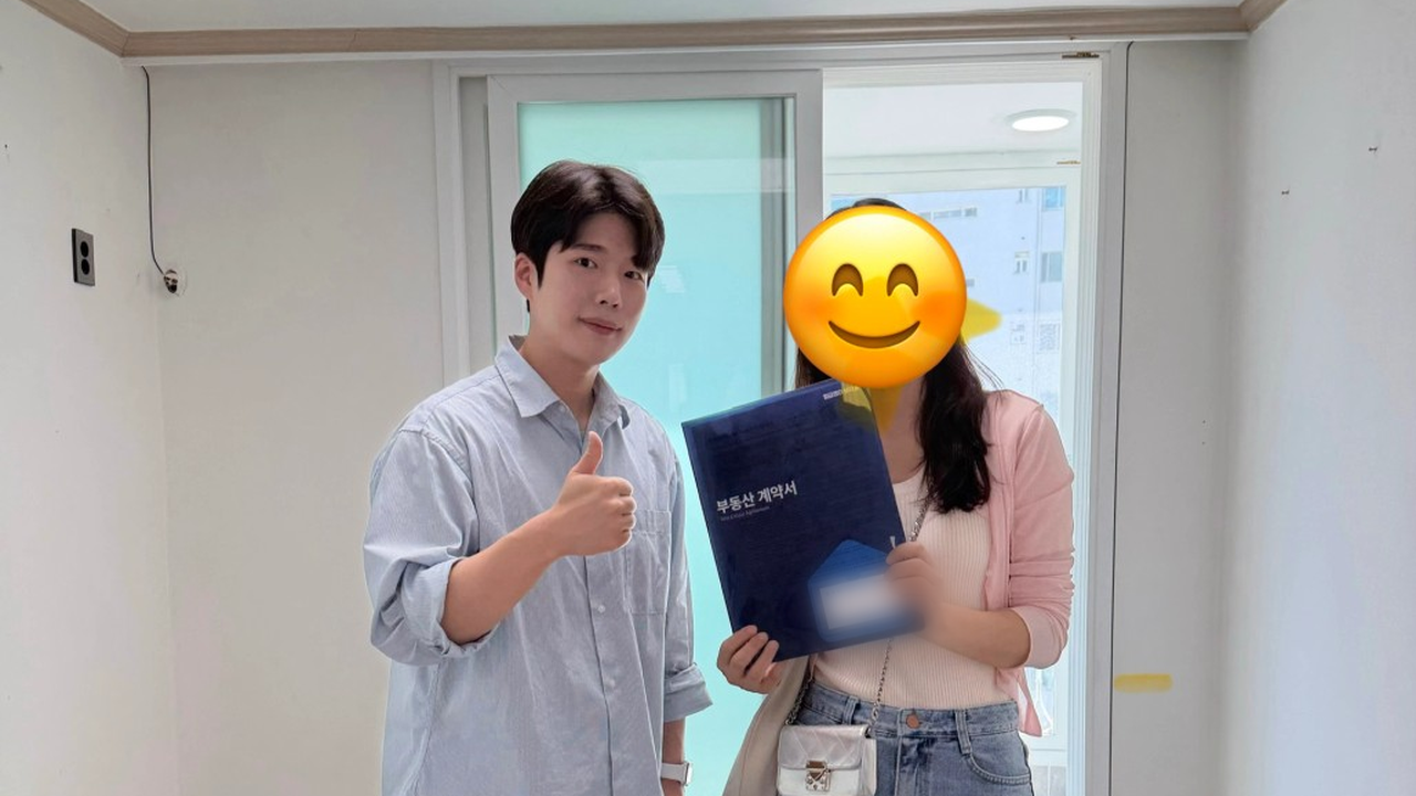 노원에서 생애최초 내집마련에 성공한 1인가구 고객이 구해줘내집 김경빈 중개사와 함께 부동산 계약서를 들고 찍은 계약 완료 기념사진