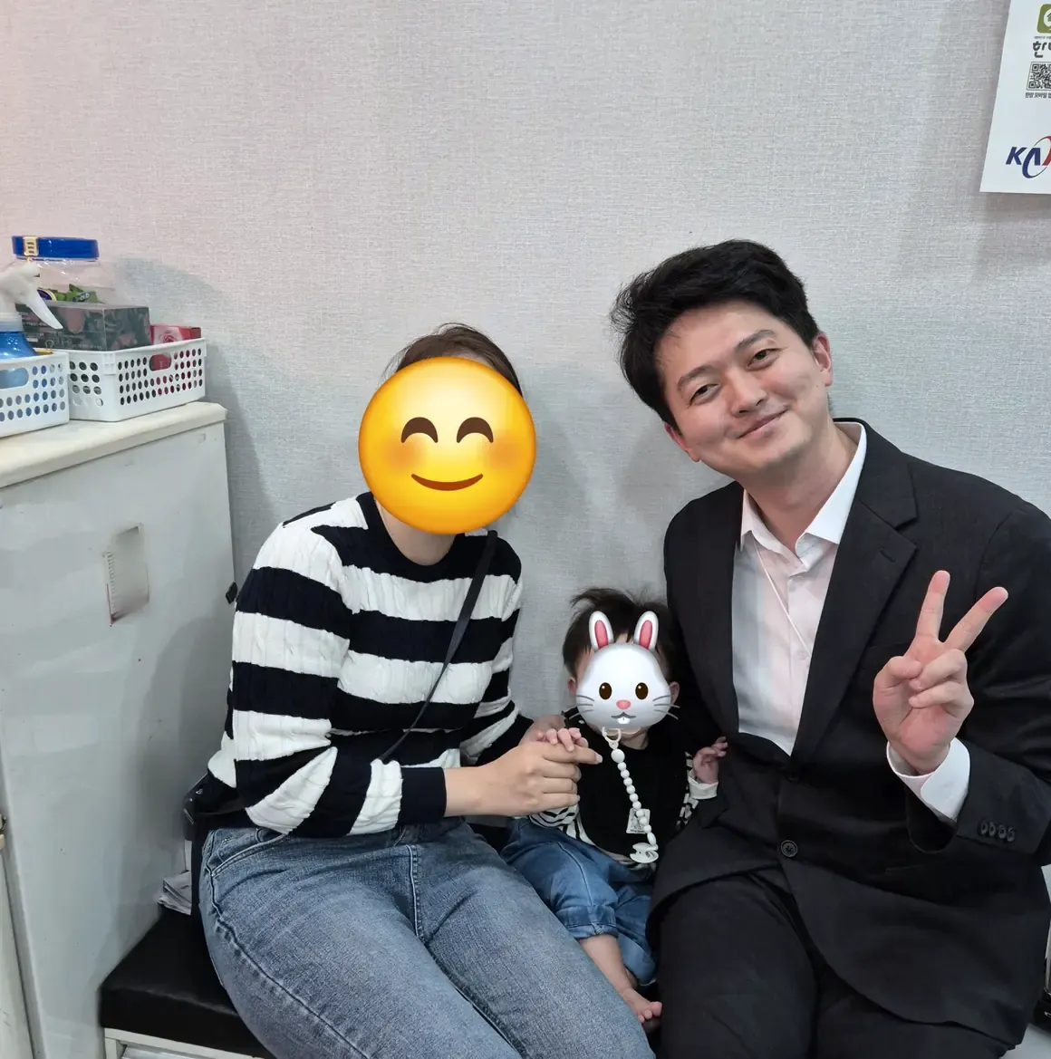 안양 동안구 내집마련 계약을 마친 하얀빛님 가족과 김다랭 튜터(김성중 중개파트너)의 기념사진