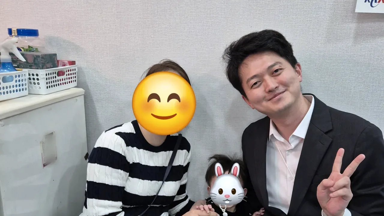안양 동안구 내집마련 후기 — 생애최초 내집마련에 성공한 하얀빛님 가족과 김다랭 튜터(김성중 중개파트너)의 기념사진