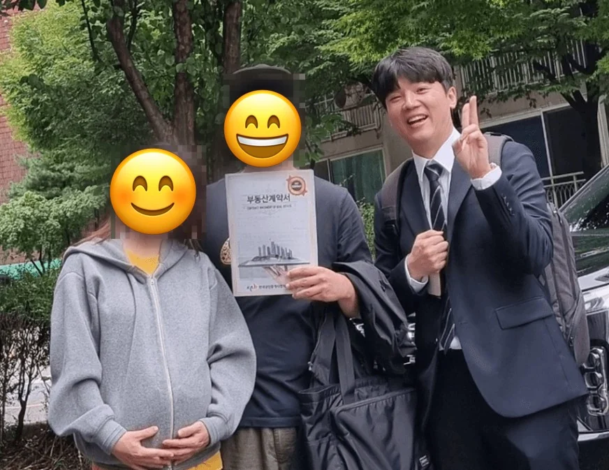 매물 임장과 가격 협상을 함께한 구해줘내집 장지수 대표중개사와 뽁딱이맘님 부부의 계약 기념사진