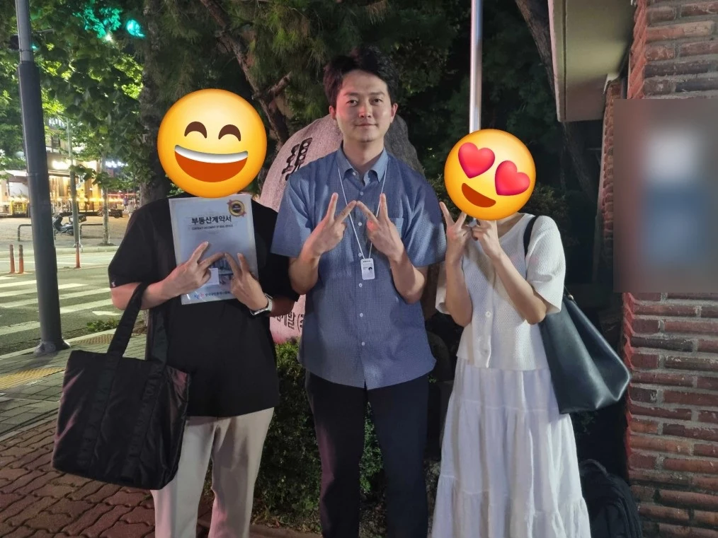 용인 수지구 구축 아파트 계약을 마친 시우아타네호님 부부가, 계약 당일 김성중 중개파트너를 대신해 자리에 함께한 구해줘내집 장지수 대표공인중개사와 기념사진을 남겼습니다.
