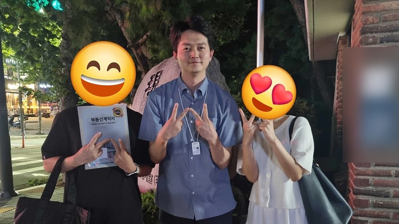용인 수지구 내집마련 후기 — 계약을 마친 밤, 시우아타네호님 부부와 구해줘내집 장지수 대표중개사가 함께 남긴 기념사진